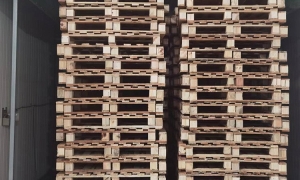 在選擇木棧板時(shí)，應(yīng)如何考慮其材料質(zhì)量和承重能力？